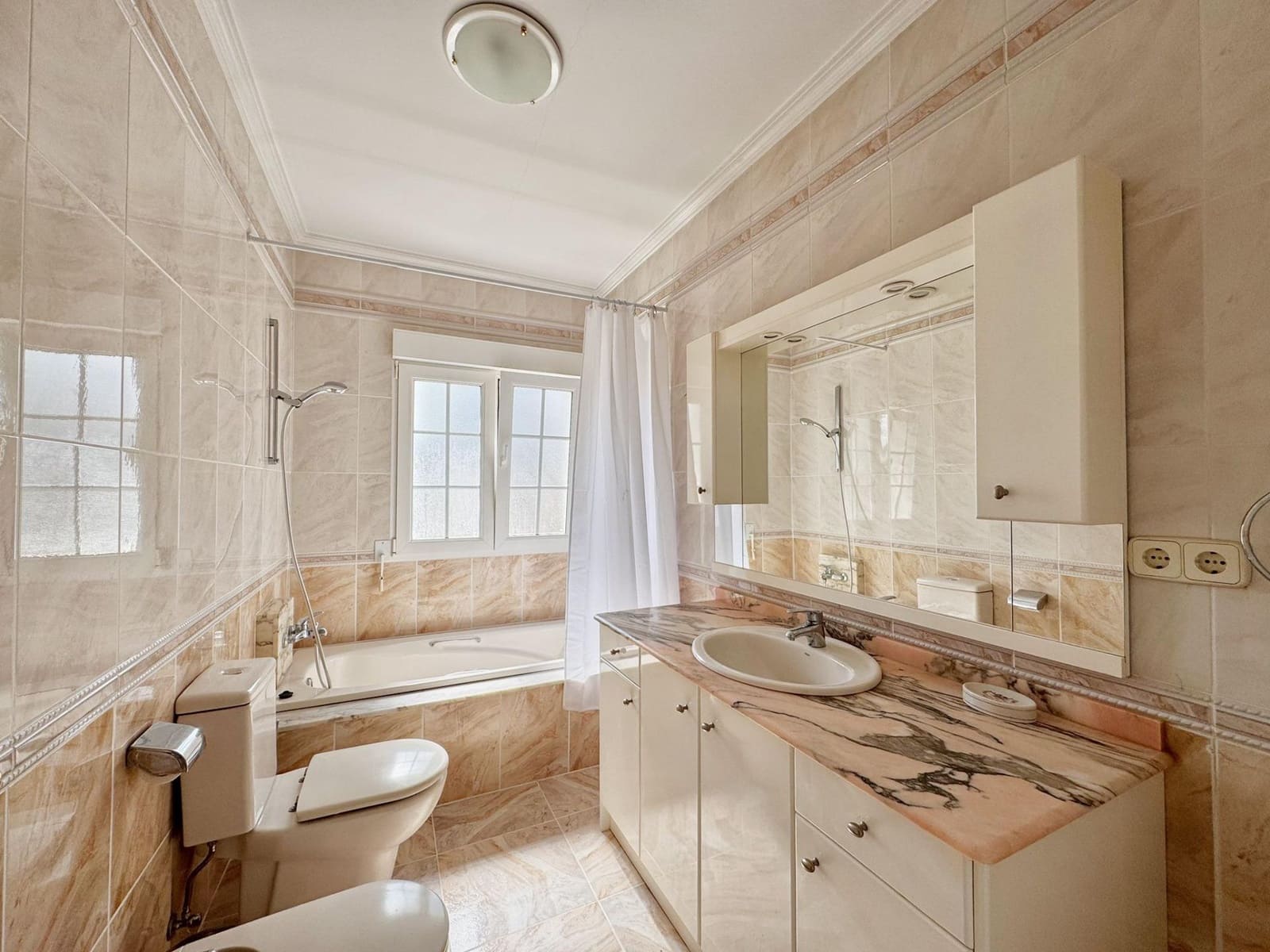 Villa/Maison de 7 chambres à louer à La Nucia avec piscine garage - 5 800 € (Ref: 10014213)