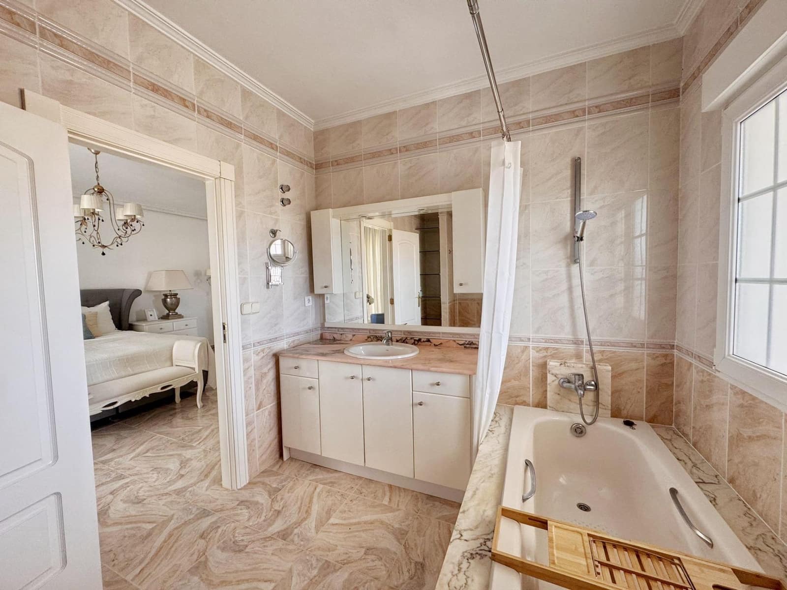 Villa/Maison de 7 chambres à louer à La Nucia avec piscine garage - 5 800 € (Ref: 10014213)