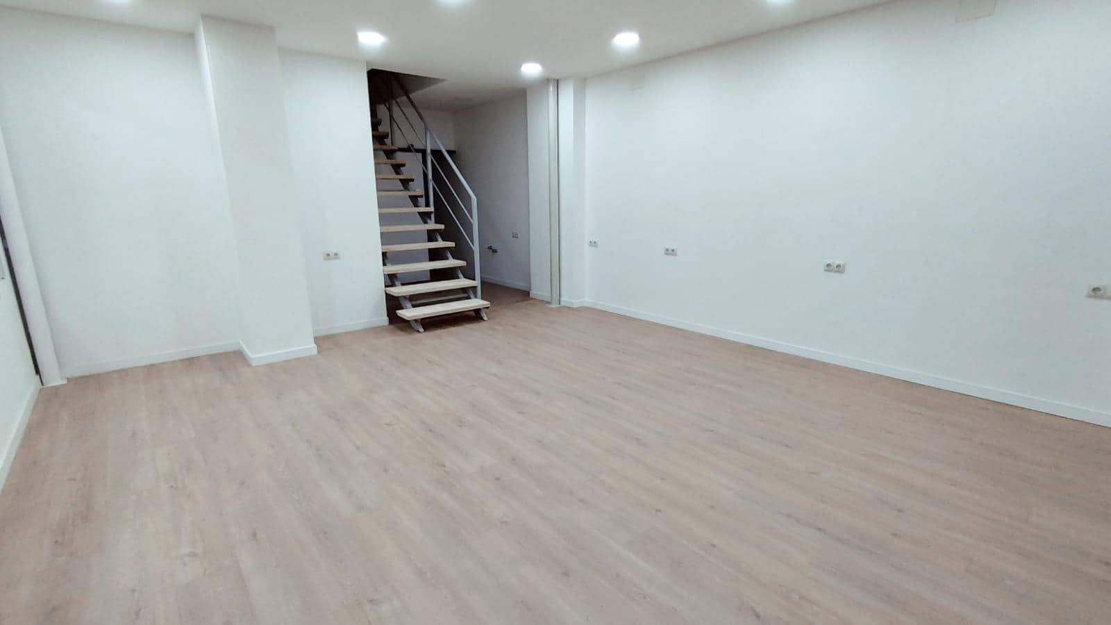 Commercieel te huur in Alicante stad - € 800 (Ref: 10014215)