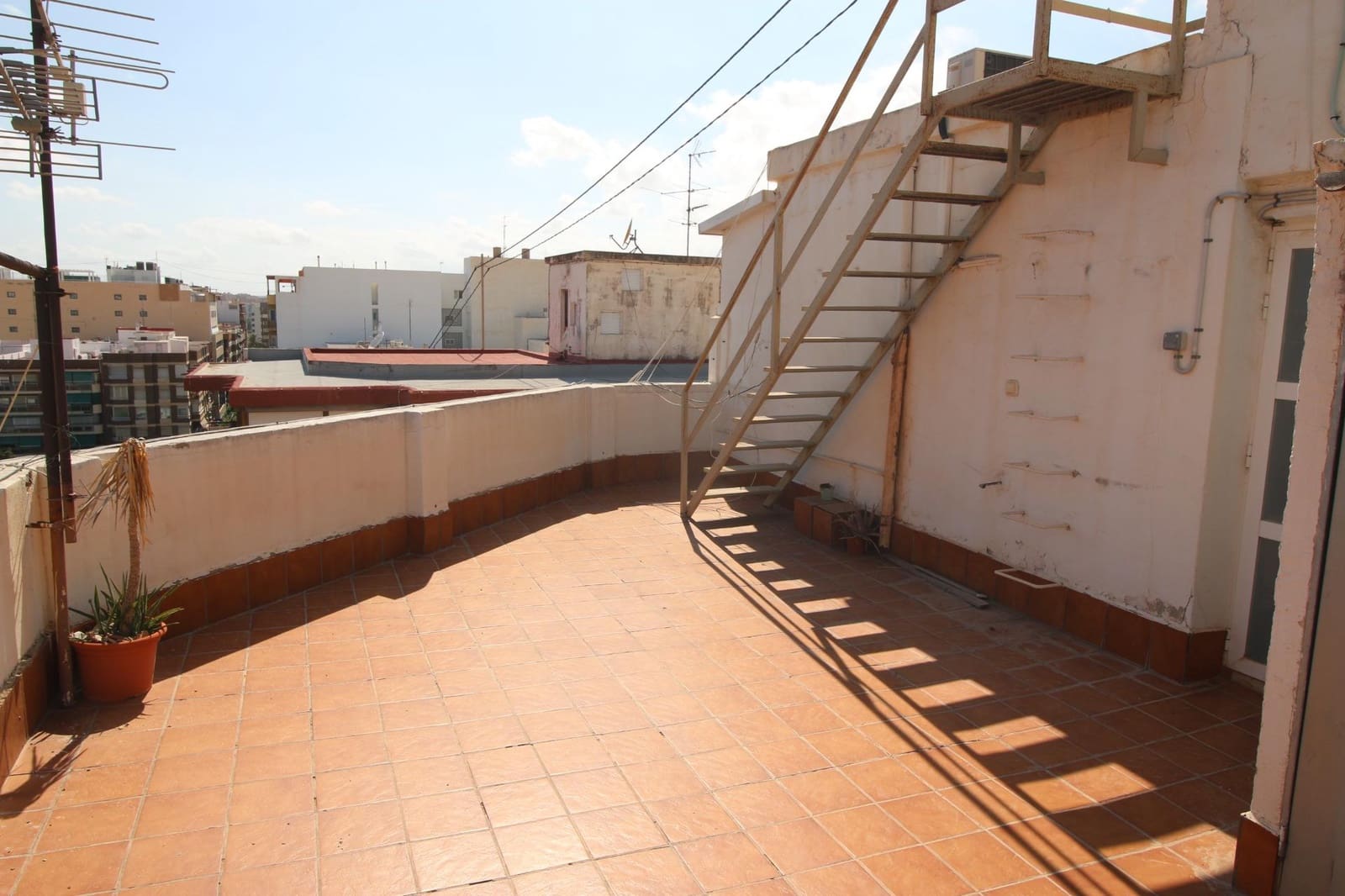 1 sovrum Lägenhet att hyra i Alicante stad - 1 100 € (Ref: 10015618)