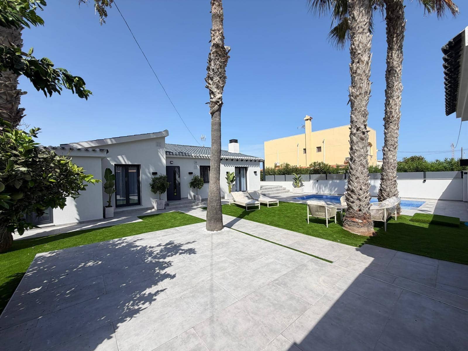 4 sypialnia Willa na sprzedaż w Punta Prima z basenem garażem - 749 000 € (Ref: 10017548)