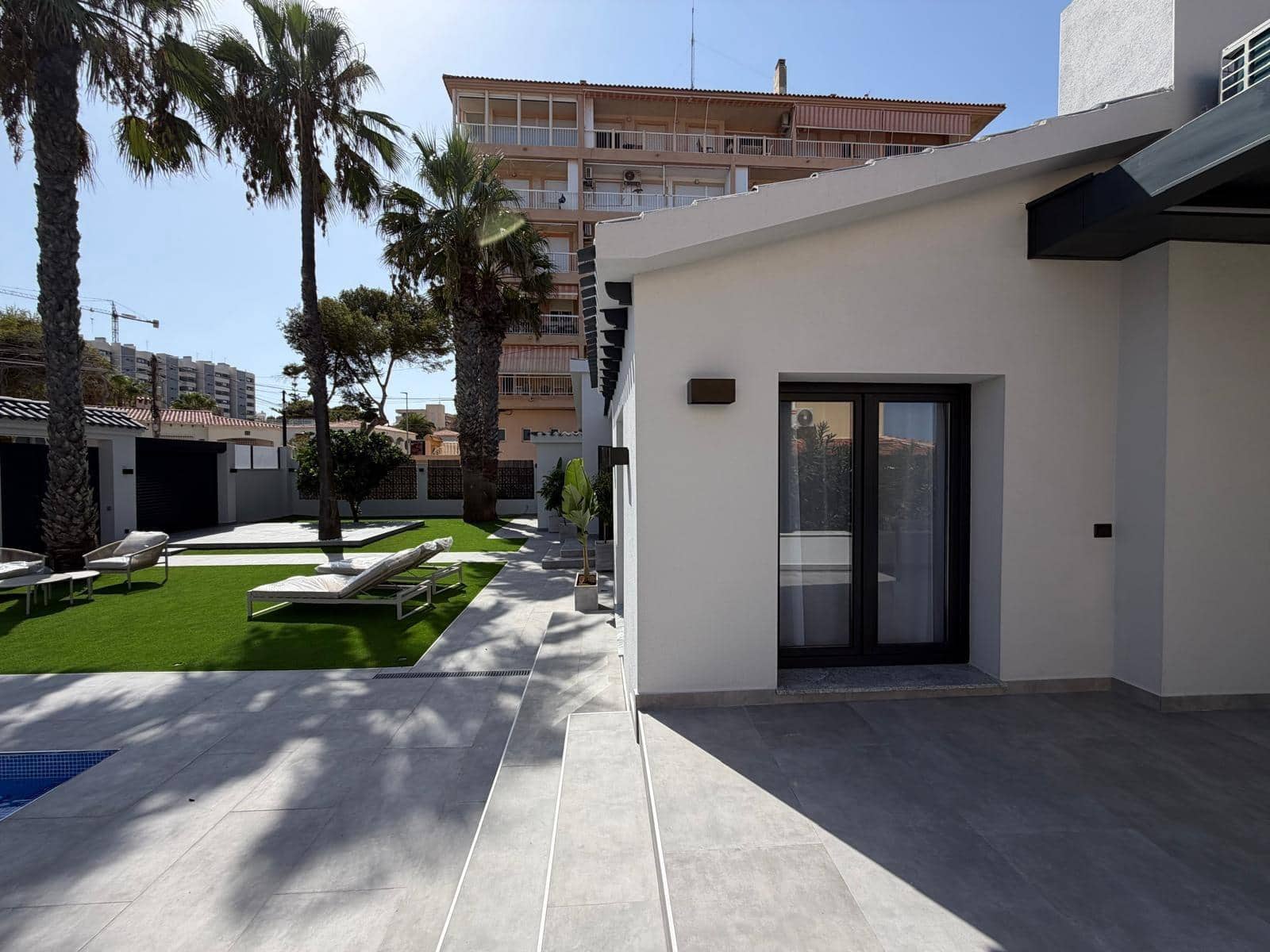 4 sypialnia Willa na sprzedaż w Punta Prima z basenem garażem - 749 000 € (Ref: 10017548)
