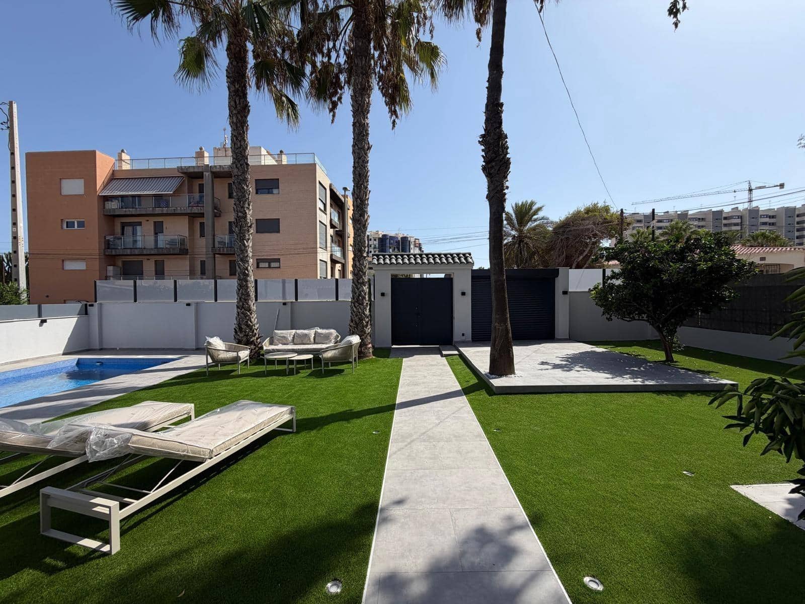 4 sypialnia Willa na sprzedaż w Punta Prima z basenem garażem - 749 000 € (Ref: 10017548)