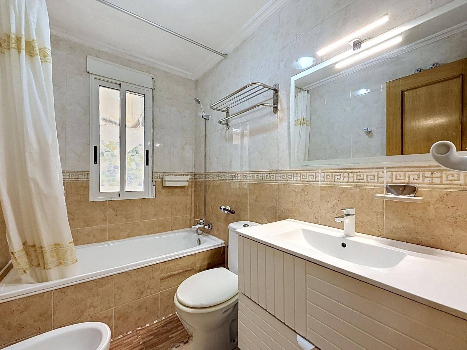 Apartamento de 2 habitaciones en Torrevieja en venta con garaje - 159.800 € (Ref: 10022511)