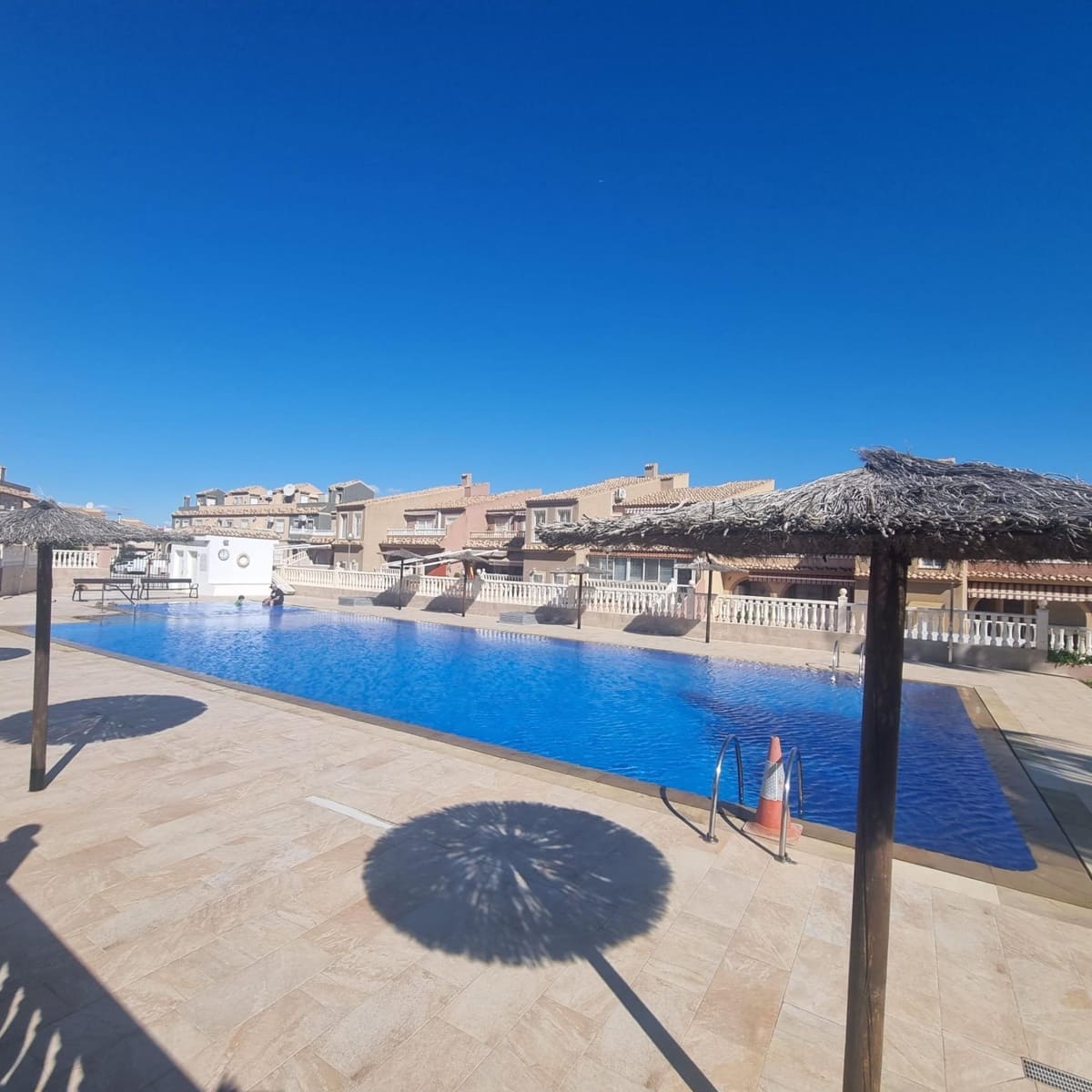 3 quarto Moradia em Banda para arrendar em Gran Alacant com piscina - 1 200 € (Ref: 10024194)