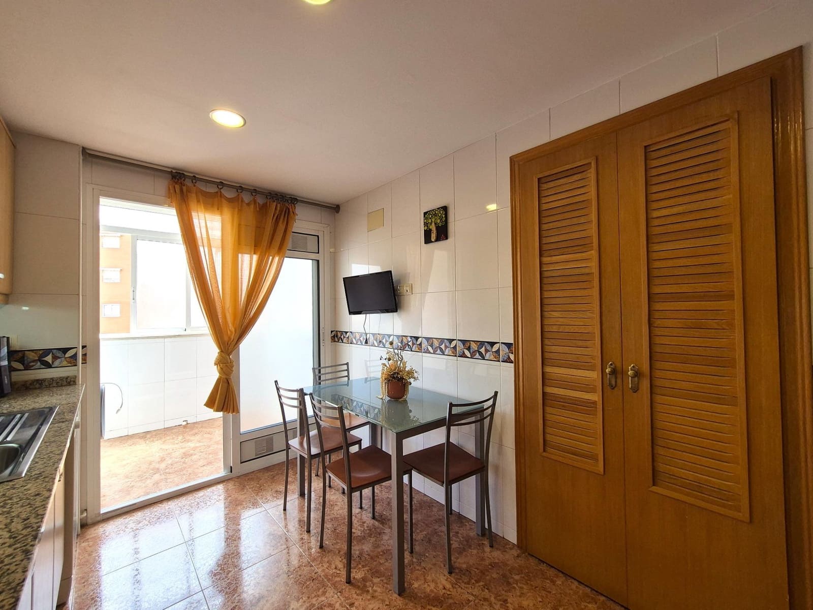 2 slaapkamer Flat te koop in Alicante stad met zwembad garage - € 359.000 (Ref: 10025656)