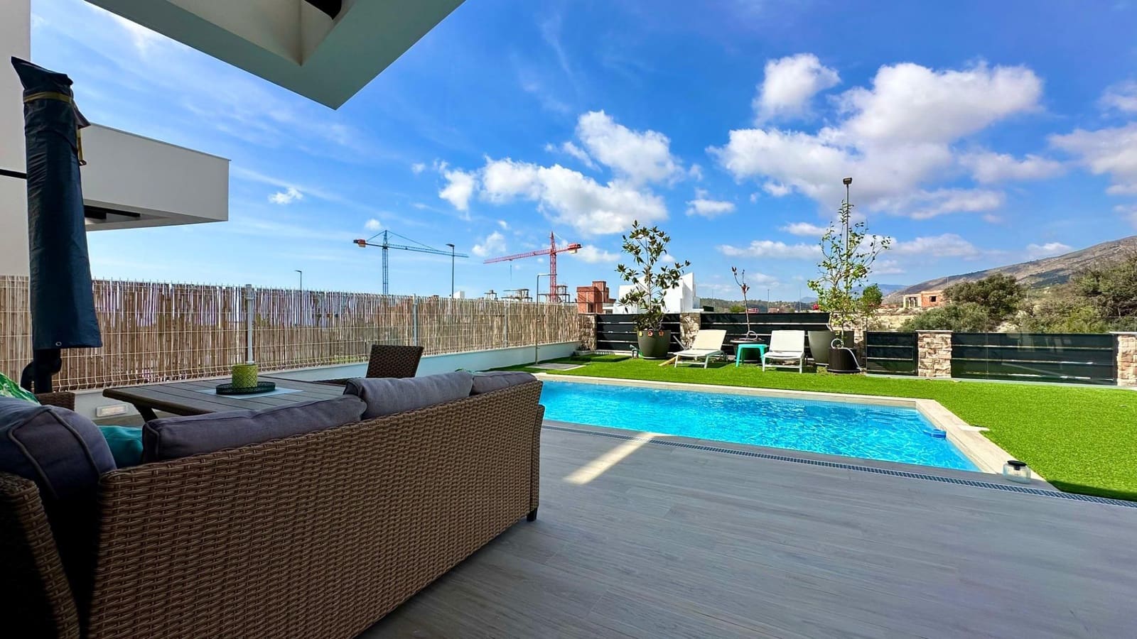 3 soverom Villa til leie i Finestrat med svømmebasseng garasje - € 3 500 (Ref: 10025658)