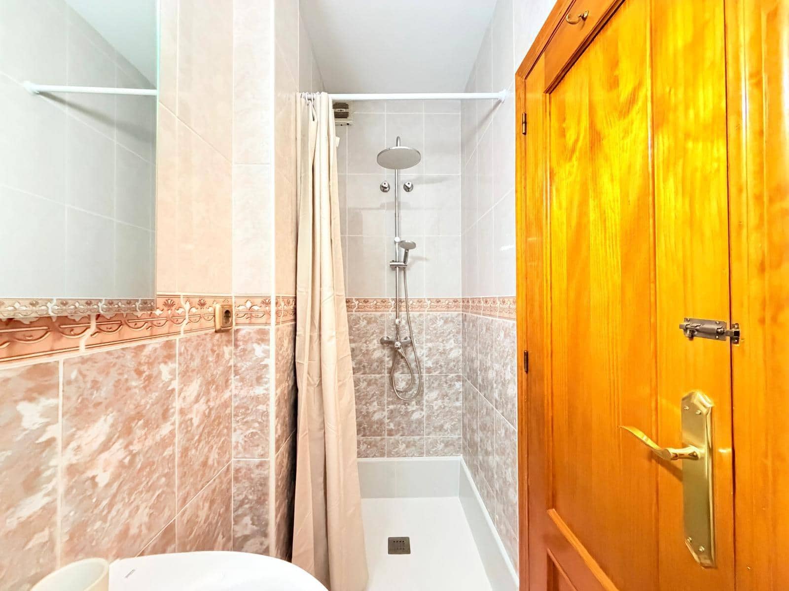 2 quarto Moradia em Banda para venda em Filipinas com piscina garagem - 220 000 € (Ref: 10034016)