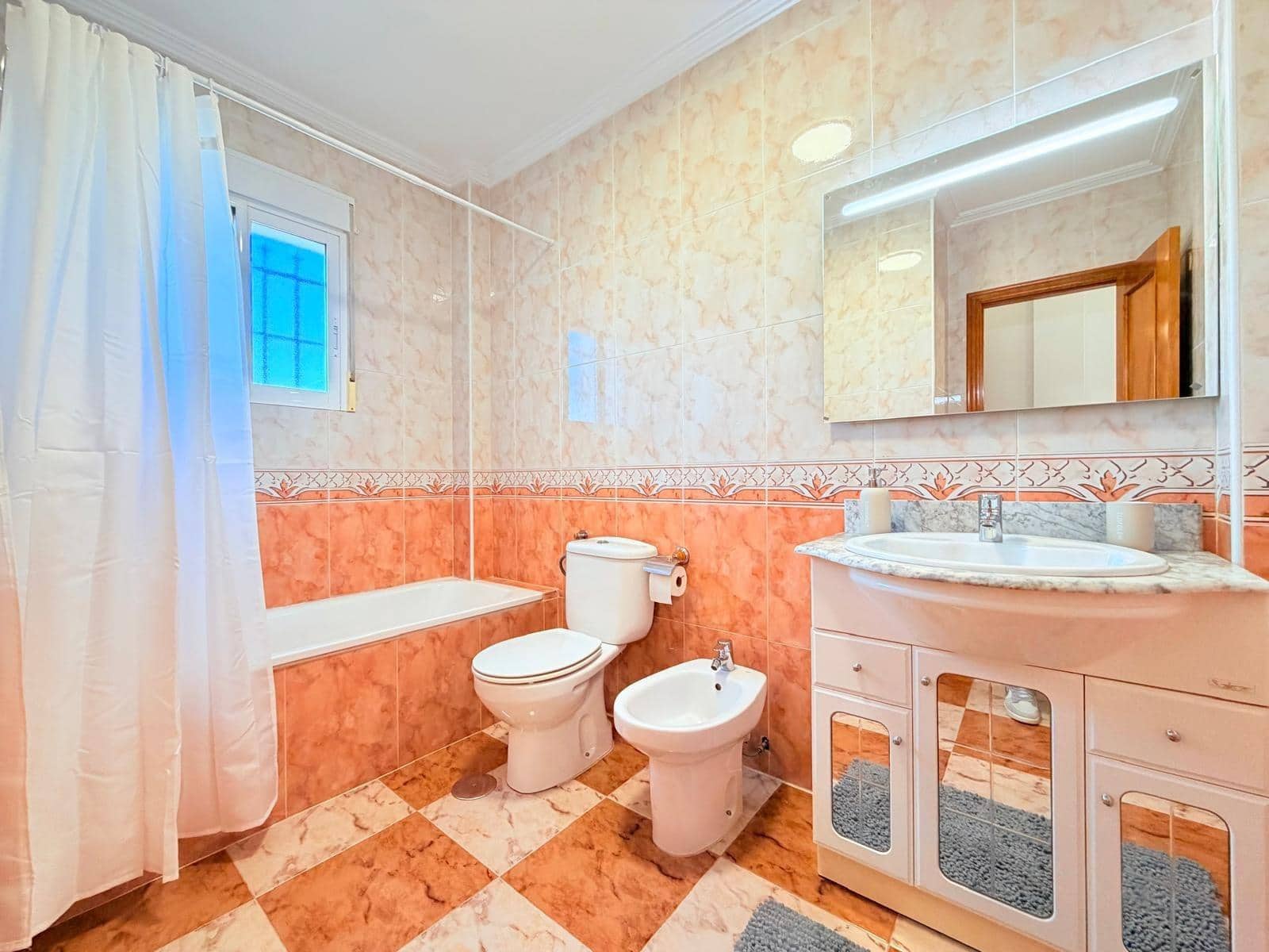 2 quarto Moradia em Banda para venda em Filipinas com piscina garagem - 220 000 € (Ref: 10034016)