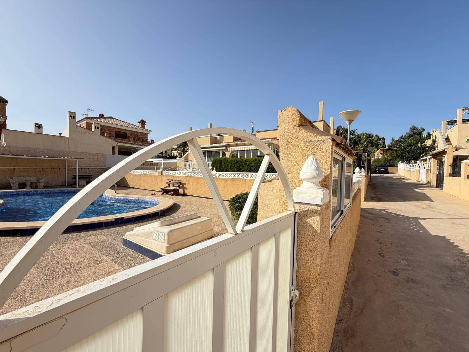 2 Zimmer Reihenhaus zu verkaufen in Torrevieja mit Pool Garage - 249.900 € (Ref: 10035423)