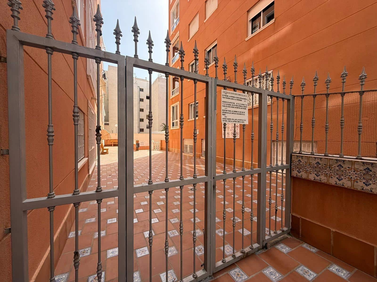 Apartamento de 2 habitaciones en Torrevieja en venta con piscina - 136.900 € (Ref: 10041163)