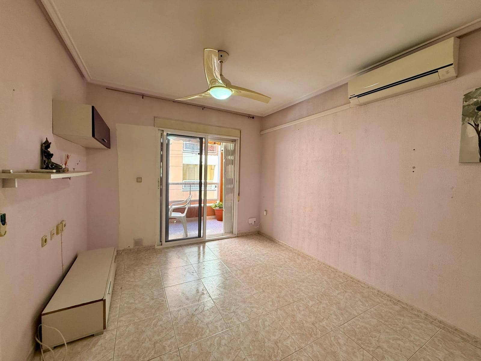 Apartamento de 2 habitaciones en Torrevieja en venta con piscina - 136.900 € (Ref: 10041163)