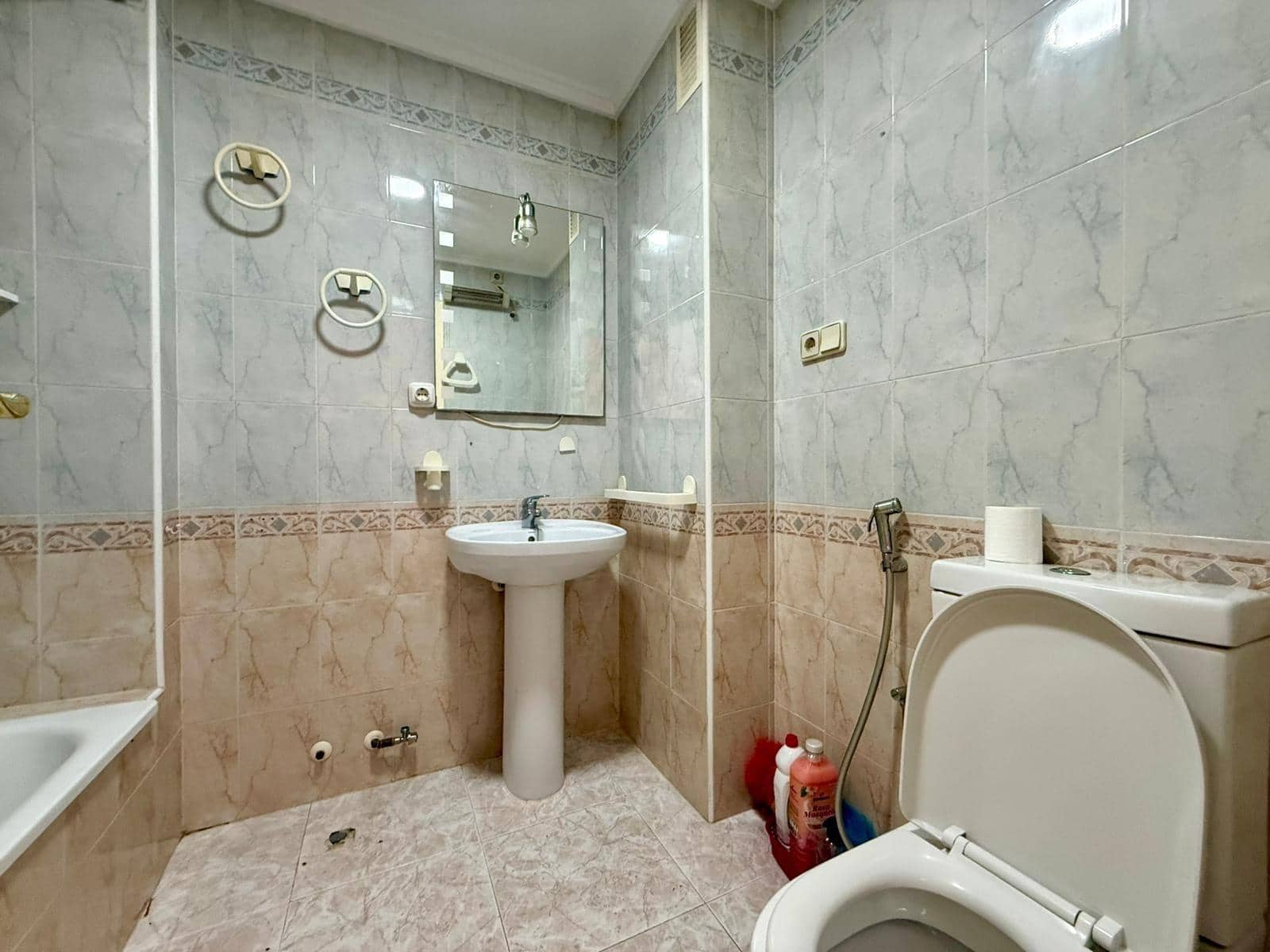 Apartamento de 2 habitaciones en Torrevieja en venta con piscina - 136.900 € (Ref: 10041163)