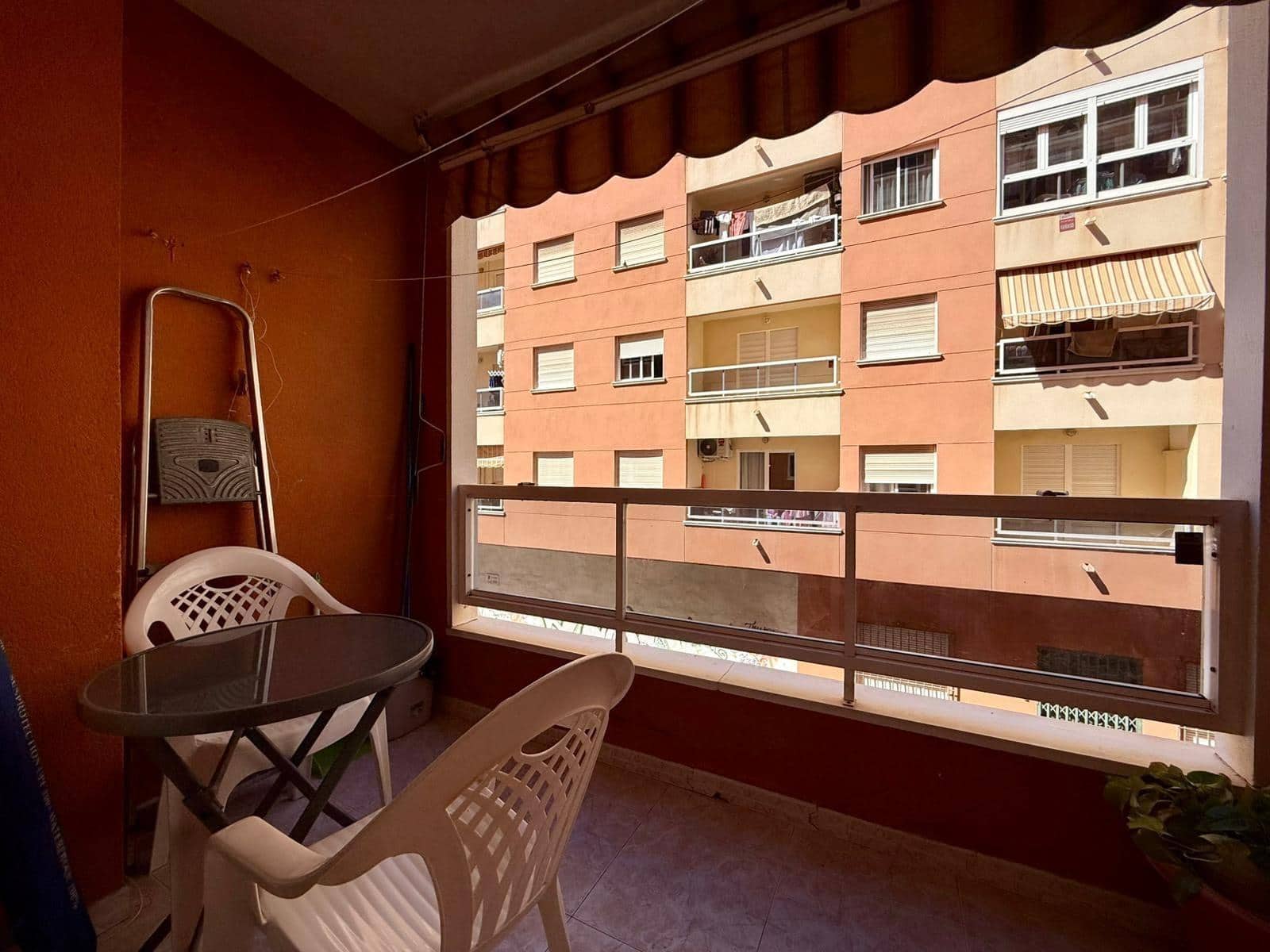 Apartamento de 2 habitaciones en Torrevieja en venta con piscina - 136.900 € (Ref: 10041163)