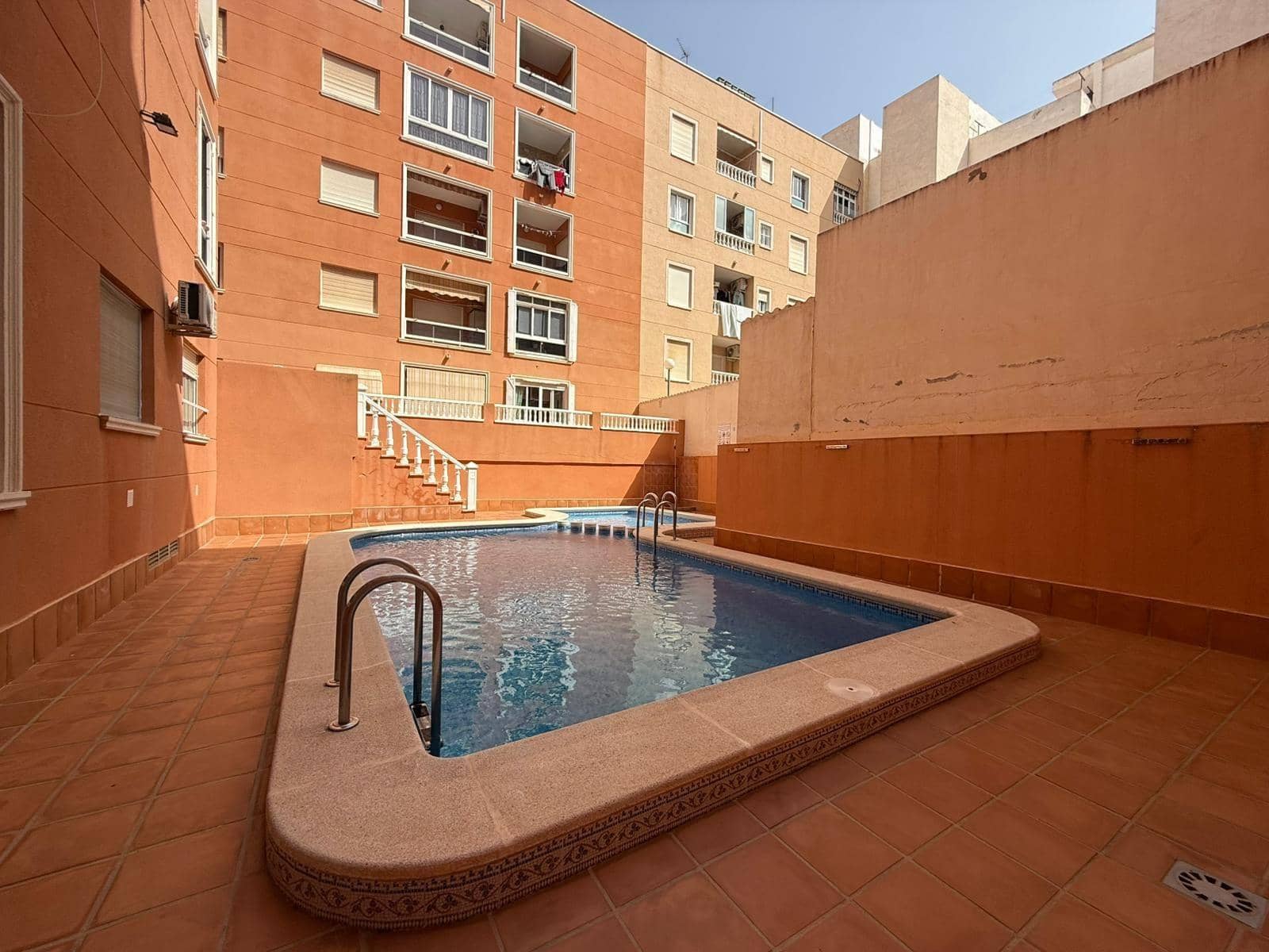 Apartamento de 2 habitaciones en Torrevieja en venta con piscina - 136.900 € (Ref: 10041163)