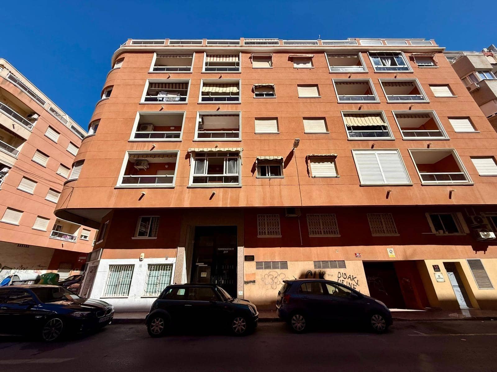 Apartamento de 2 habitaciones en Torrevieja en venta con piscina - 136.900 € (Ref: 10041163)