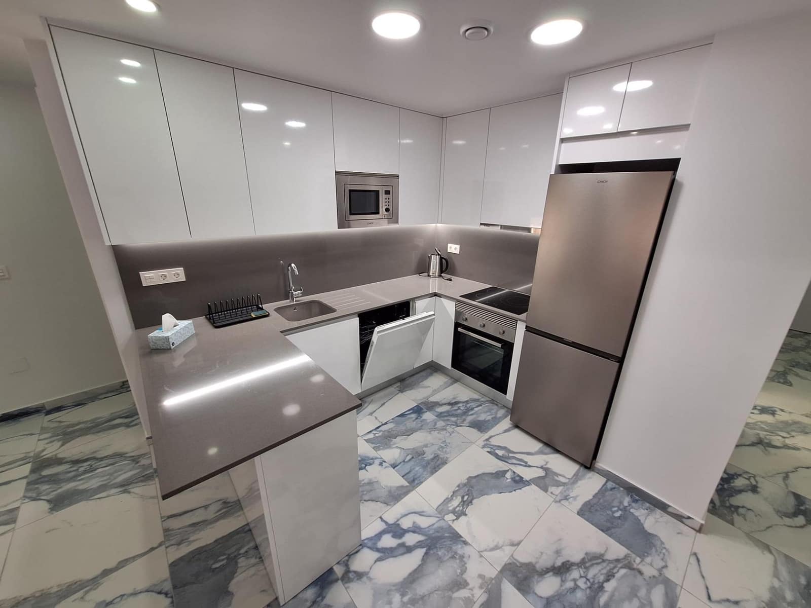 3 sypialnia Apartament do wynajęcia w Torrevieja z basenem garażem - 1 650 € (Ref: 10041164)