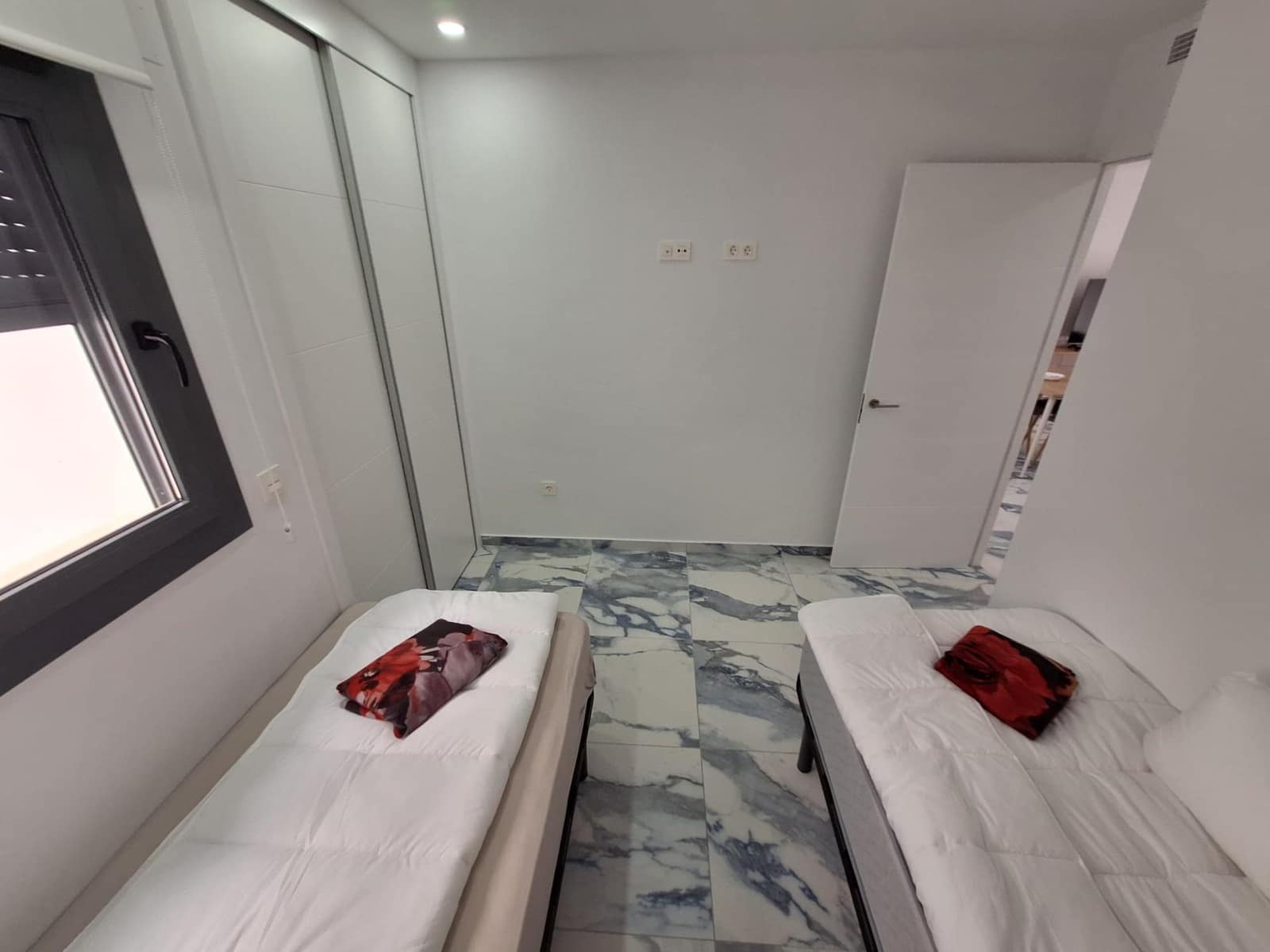 3 sypialnia Apartament do wynajęcia w Torrevieja z basenem garażem - 1 650 € (Ref: 10041164)