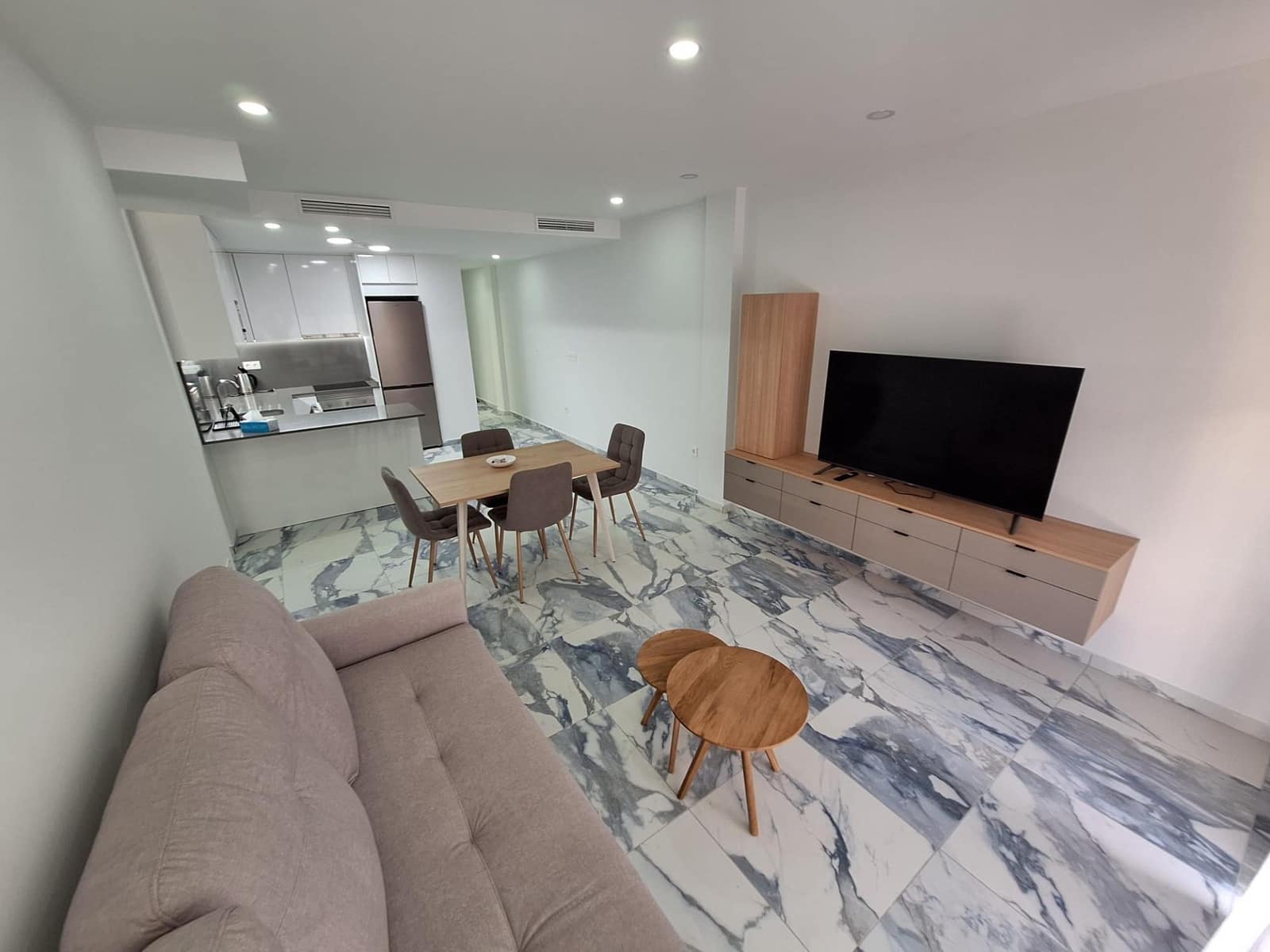 3 sypialnia Apartament do wynajęcia w Torrevieja z basenem garażem - 1 650 € (Ref: 10041164)