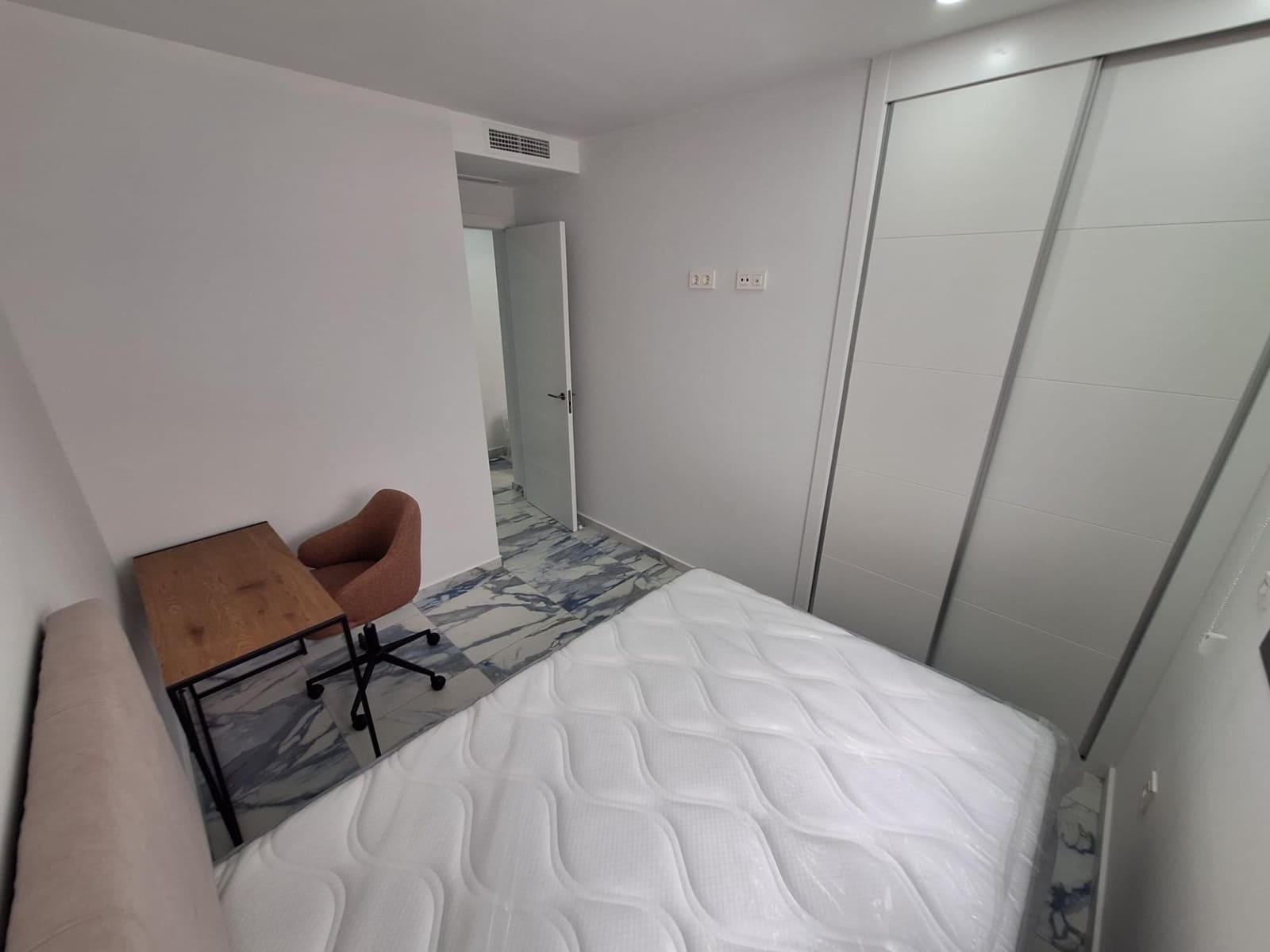 3 sypialnia Apartament do wynajęcia w Torrevieja z basenem garażem - 1 650 € (Ref: 10041164)