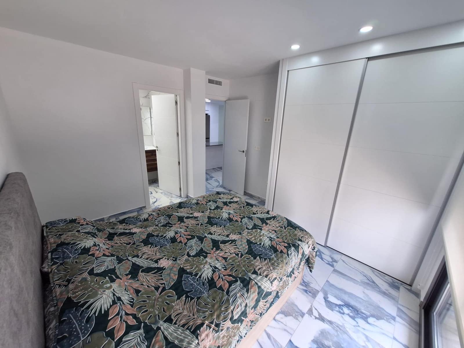 3 sypialnia Apartament do wynajęcia w Torrevieja z basenem garażem - 1 650 € (Ref: 10041164)