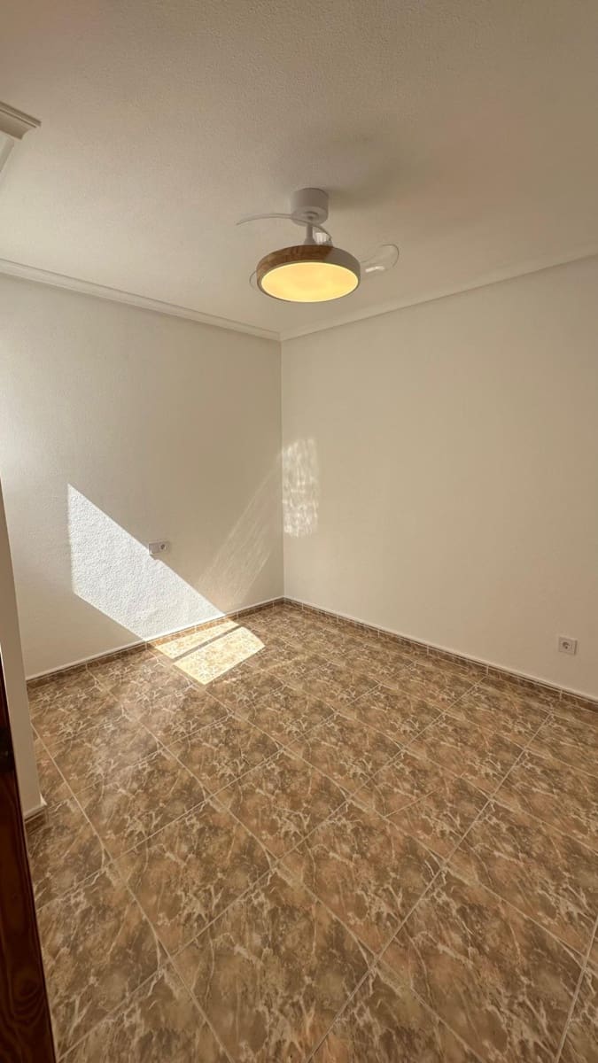 2 bedroom Penthouse for rent in Torrevieja - € 950 (Ref: 10044848)