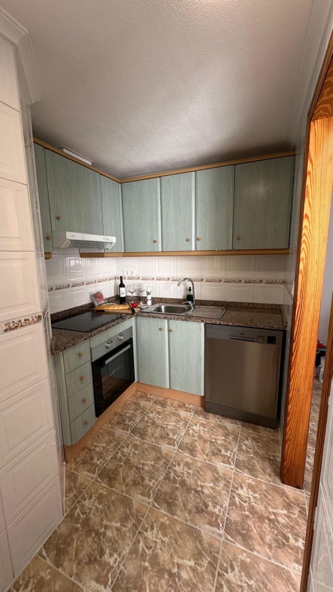 2 bedroom Penthouse for rent in Torrevieja - € 950 (Ref: 10044848)
