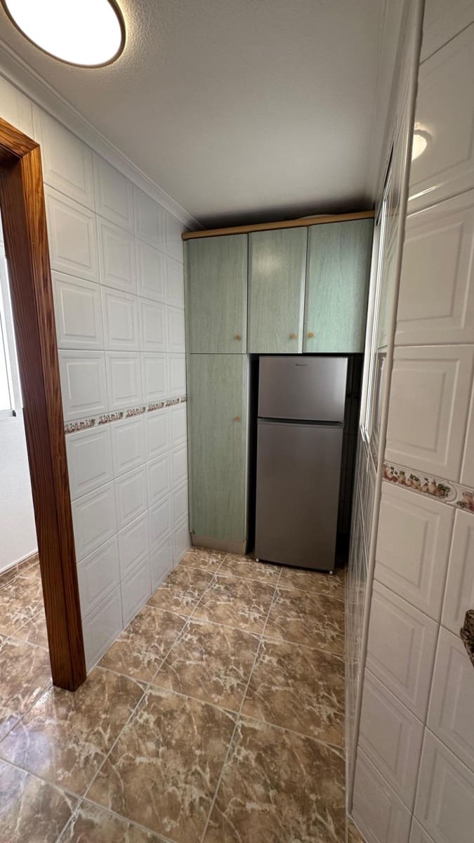 2 bedroom Penthouse for rent in Torrevieja - € 950 (Ref: 10044848)