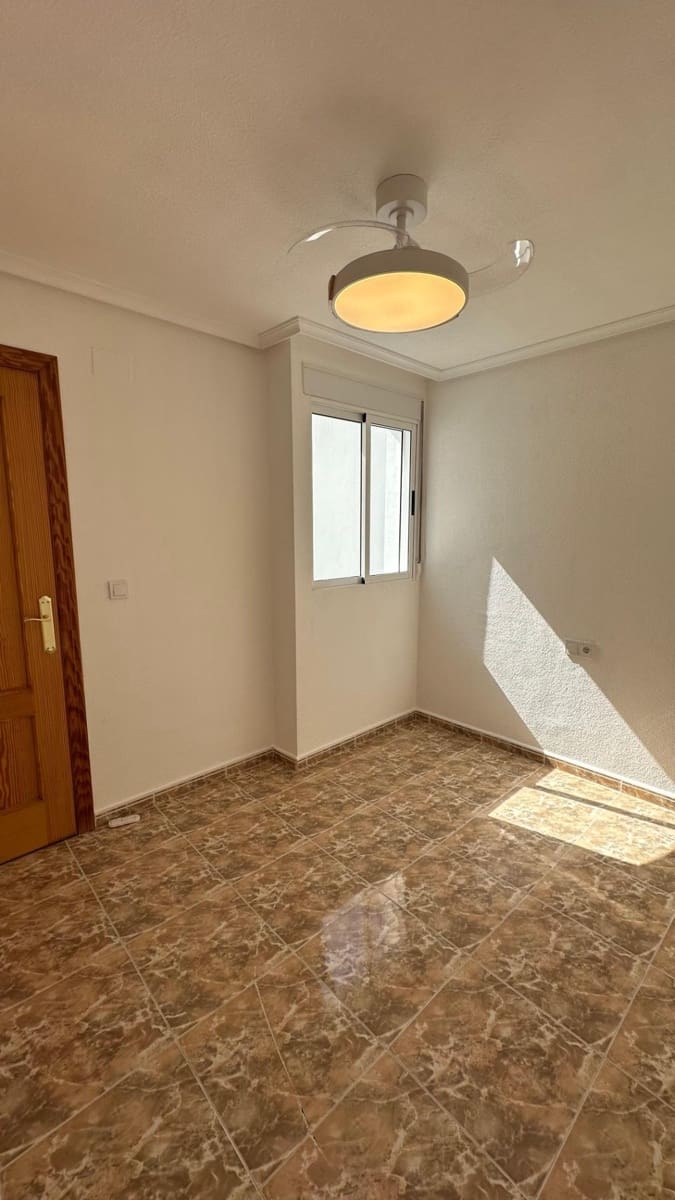 2 bedroom Penthouse for rent in Torrevieja - € 950 (Ref: 10044848)