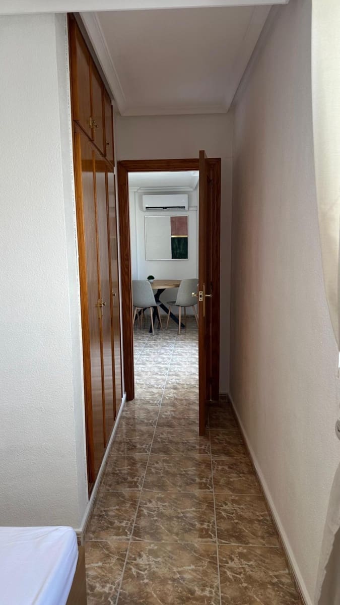 2 bedroom Penthouse for rent in Torrevieja - € 950 (Ref: 10044848)
