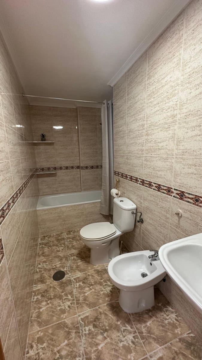 2 bedroom Penthouse for rent in Torrevieja - € 950 (Ref: 10044848)