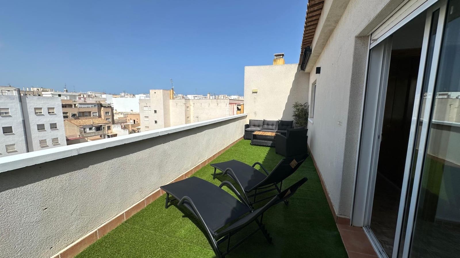 2 bedroom Penthouse for rent in Torrevieja - € 950 (Ref: 10044848)