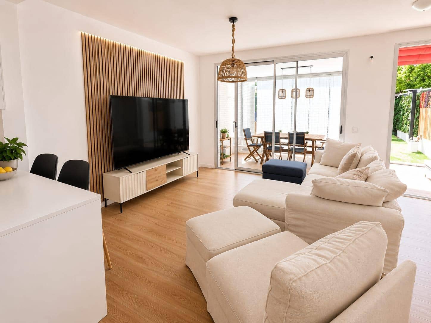 5 bedroom Villa for rent in Playa de San Juan with pool garage - € 4,500 (Ref: 10044849)