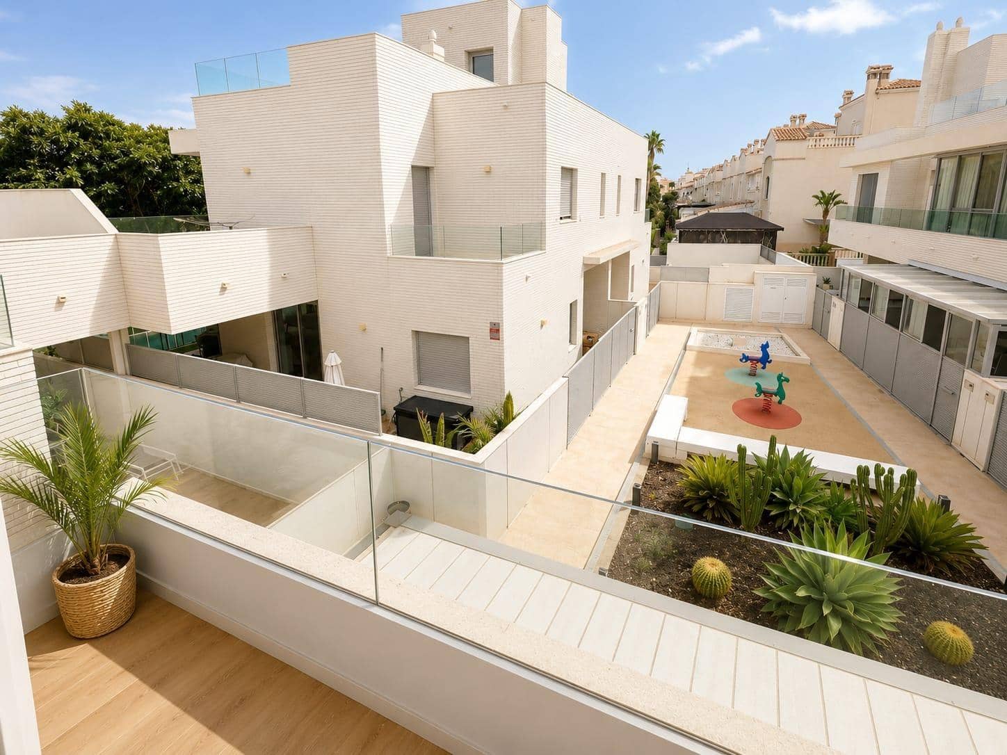 5 bedroom Villa for rent in Playa de San Juan with pool garage - € 4,500 (Ref: 10044849)