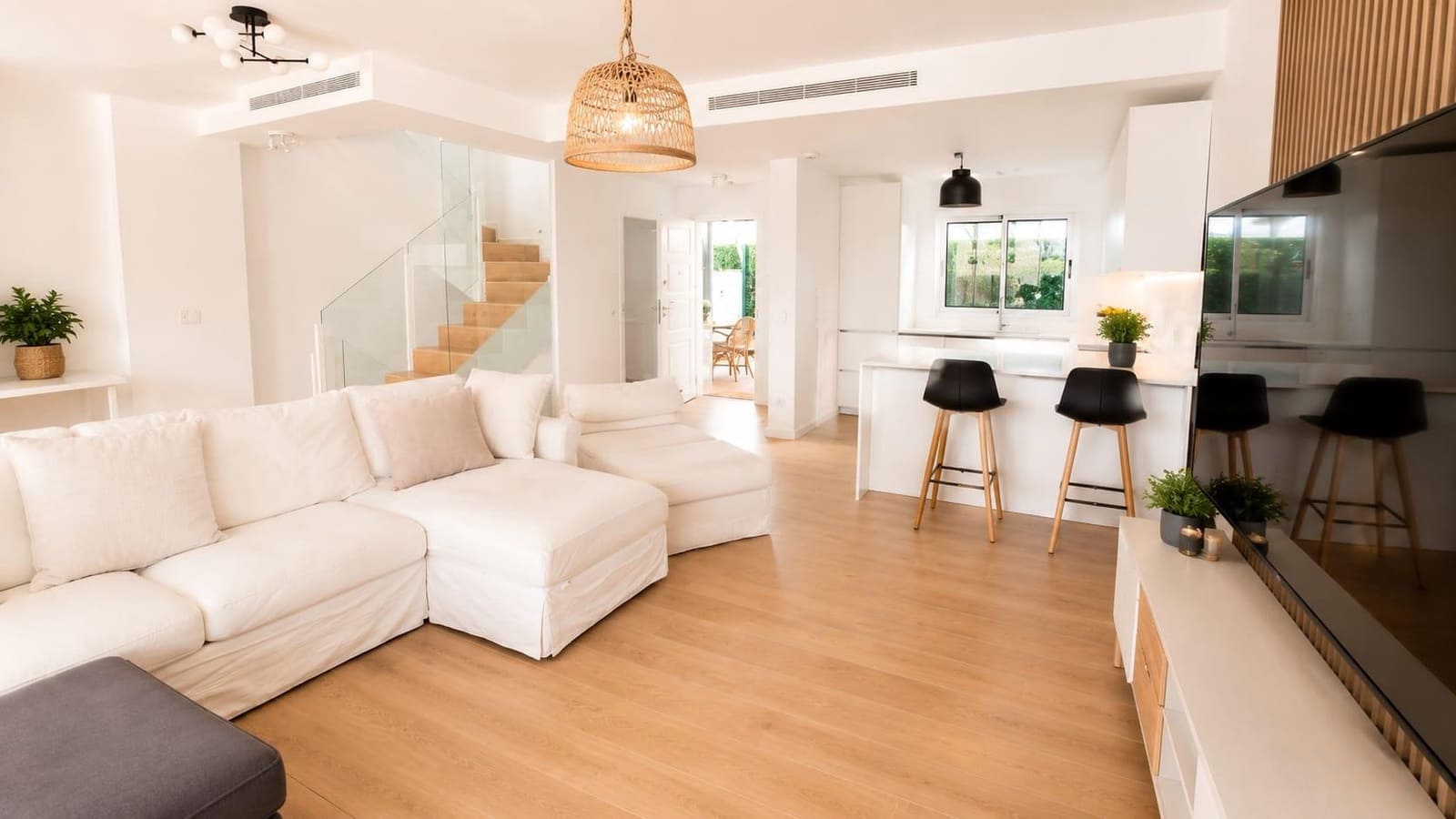 5 bedroom Villa for rent in Playa de San Juan with pool garage - € 4,500 (Ref: 10044849)