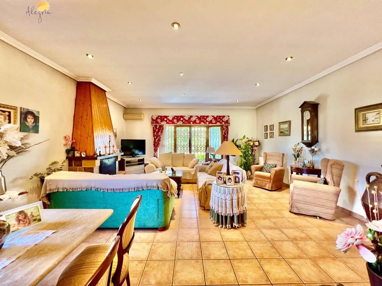 4 bedroom Villa for sale in Daya Vieja with pool garage - € 850,000 (Ref: 10044851)