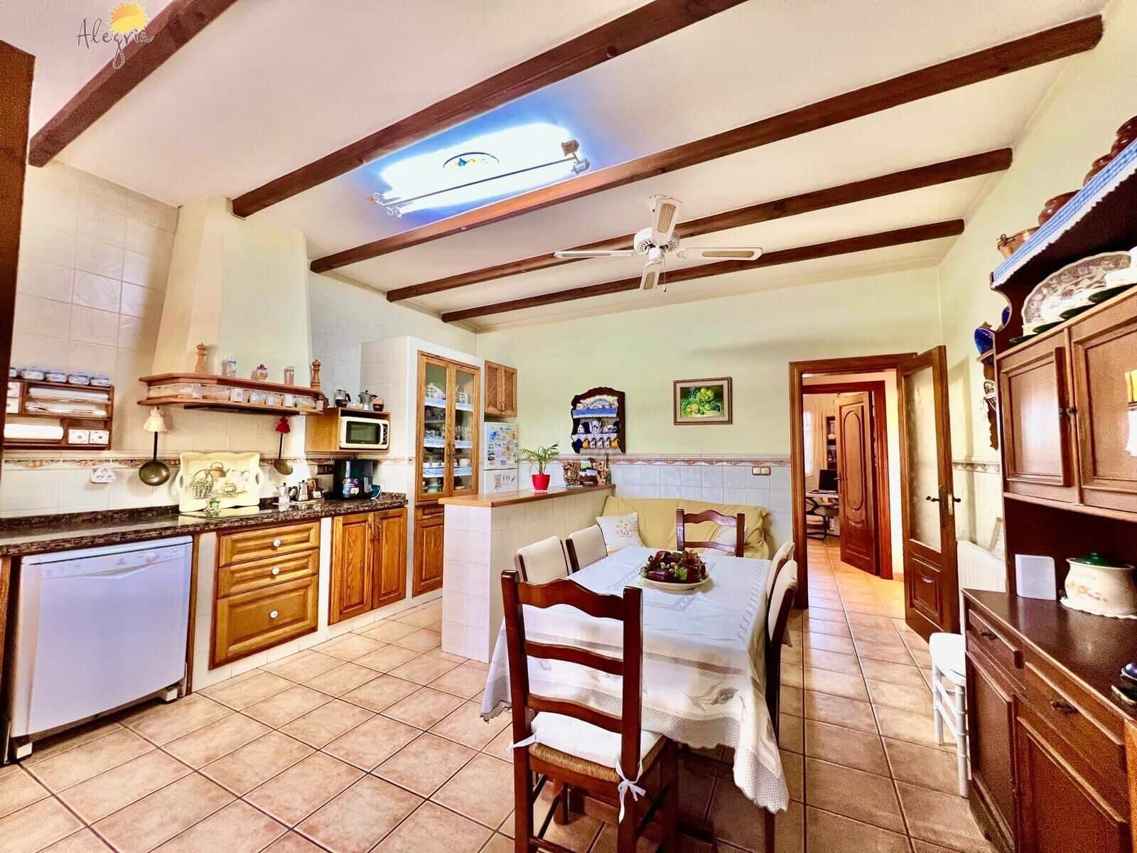 4 bedroom Villa for sale in Daya Vieja with pool garage - € 850,000 (Ref: 10044851)