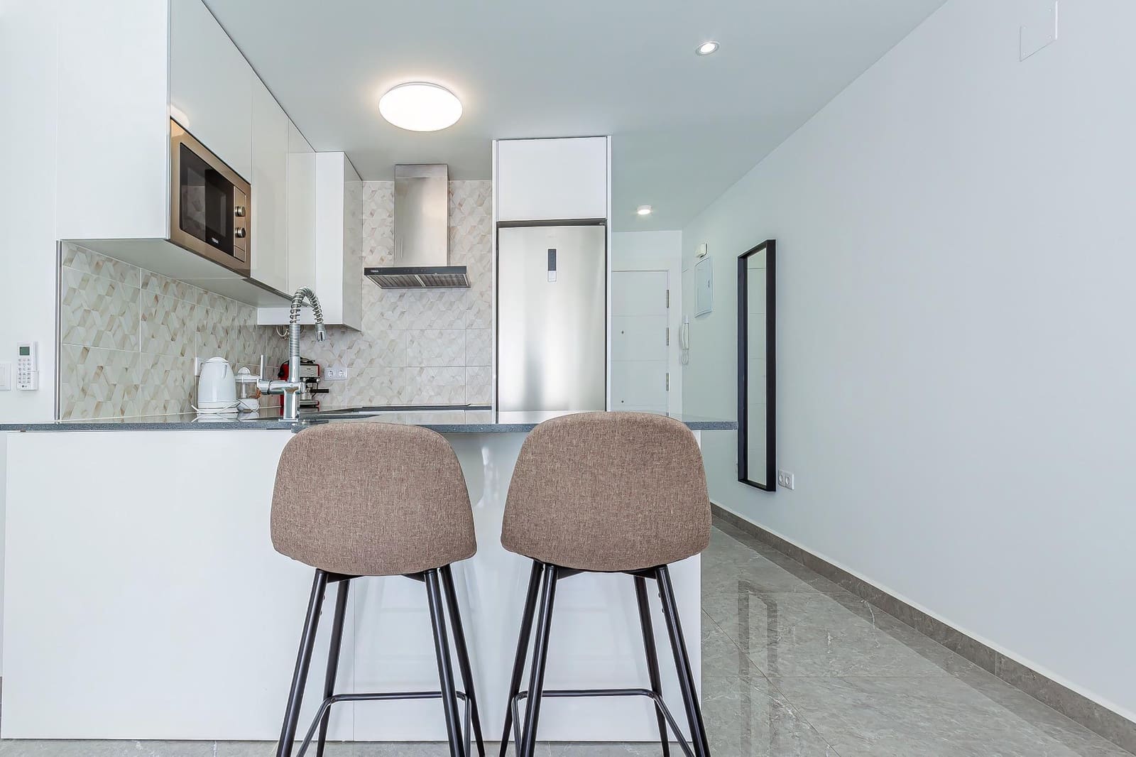 2 soverom Leilighet til leie i Benidorm med svømmebasseng garasje - € 1 400 (Ref: 10059169)