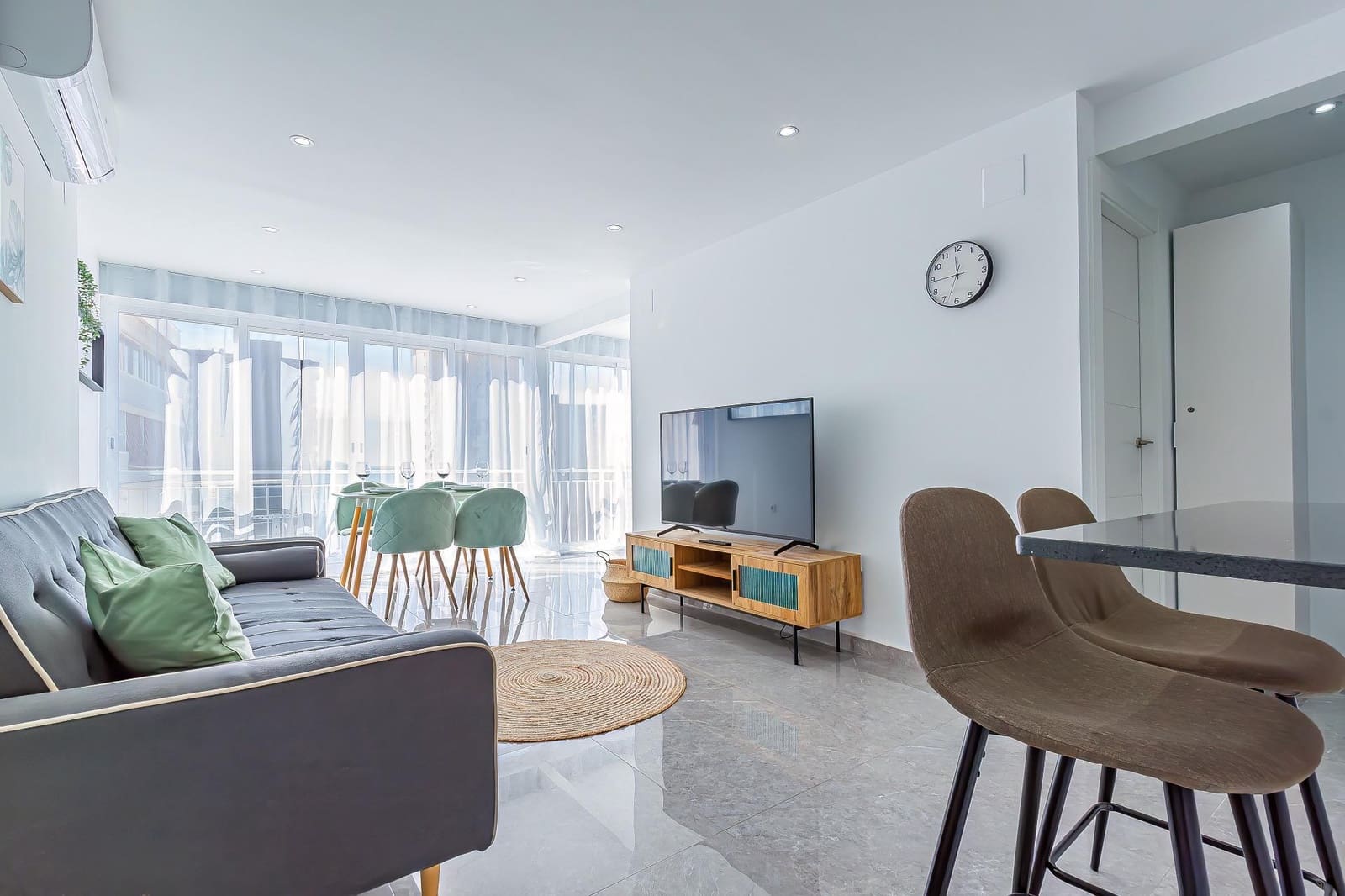 2 soverom Leilighet til leie i Benidorm med svømmebasseng garasje - € 1 400 (Ref: 10059169)