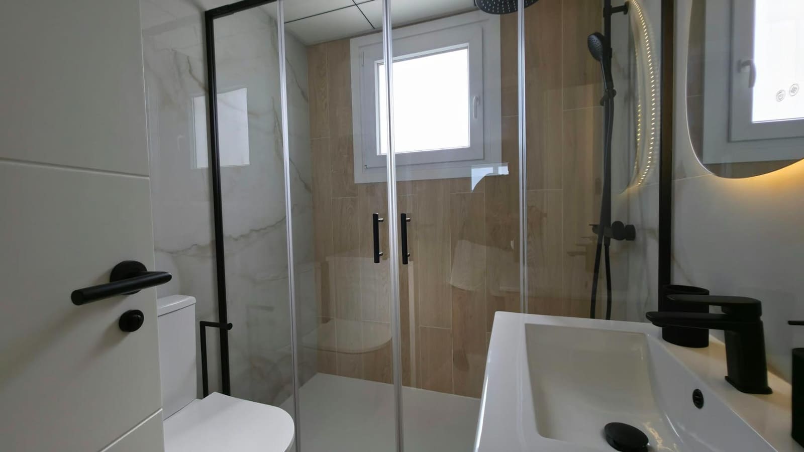 Bungalow de 2 habitaciones en Torrevieja en venta con piscina - 199.000 € (Ref: 10089743)