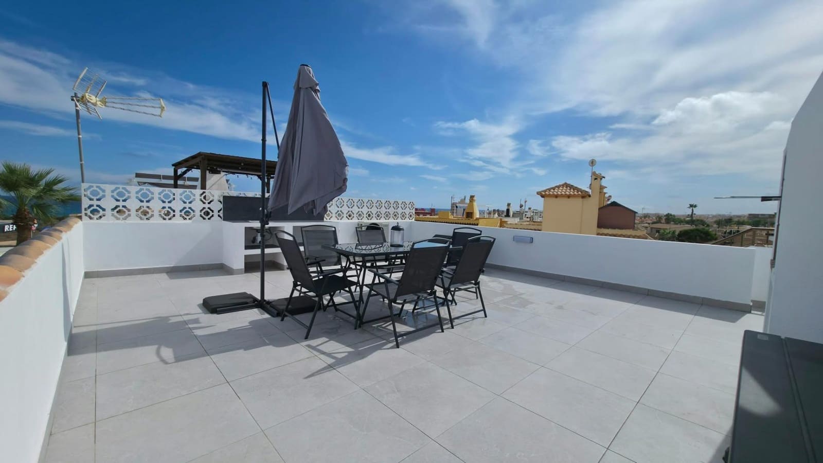 Bungalow de 2 habitaciones en Torrevieja en venta con piscina - 199.000 € (Ref: 10089743)