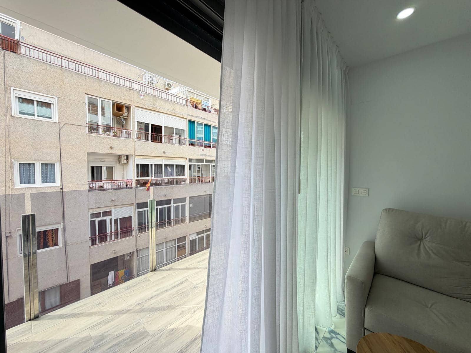 3 makuuhuone Huoneisto myytävänä paikassa Torrevieja mukana uima-altaan 
autotalli - 359 000 € (Ref: 10102664)