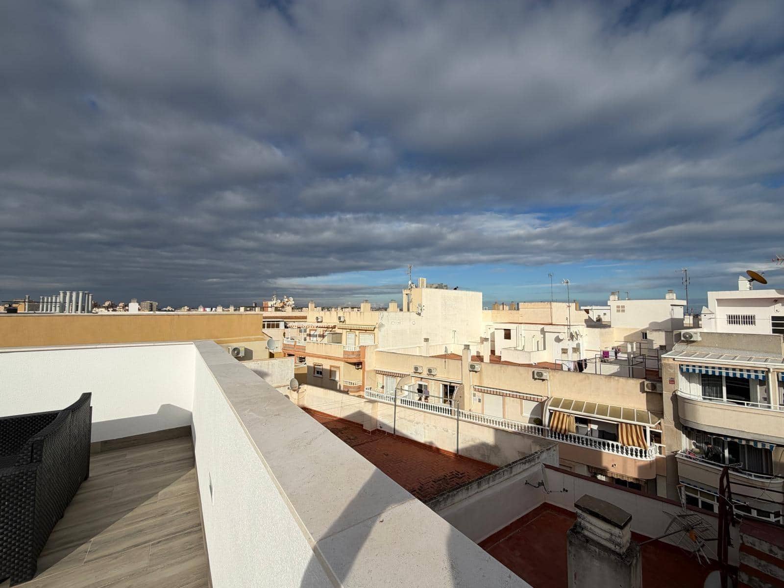 3 makuuhuone Huoneisto myytävänä paikassa Torrevieja mukana uima-altaan 
autotalli - 359 000 € (Ref: 10102664)