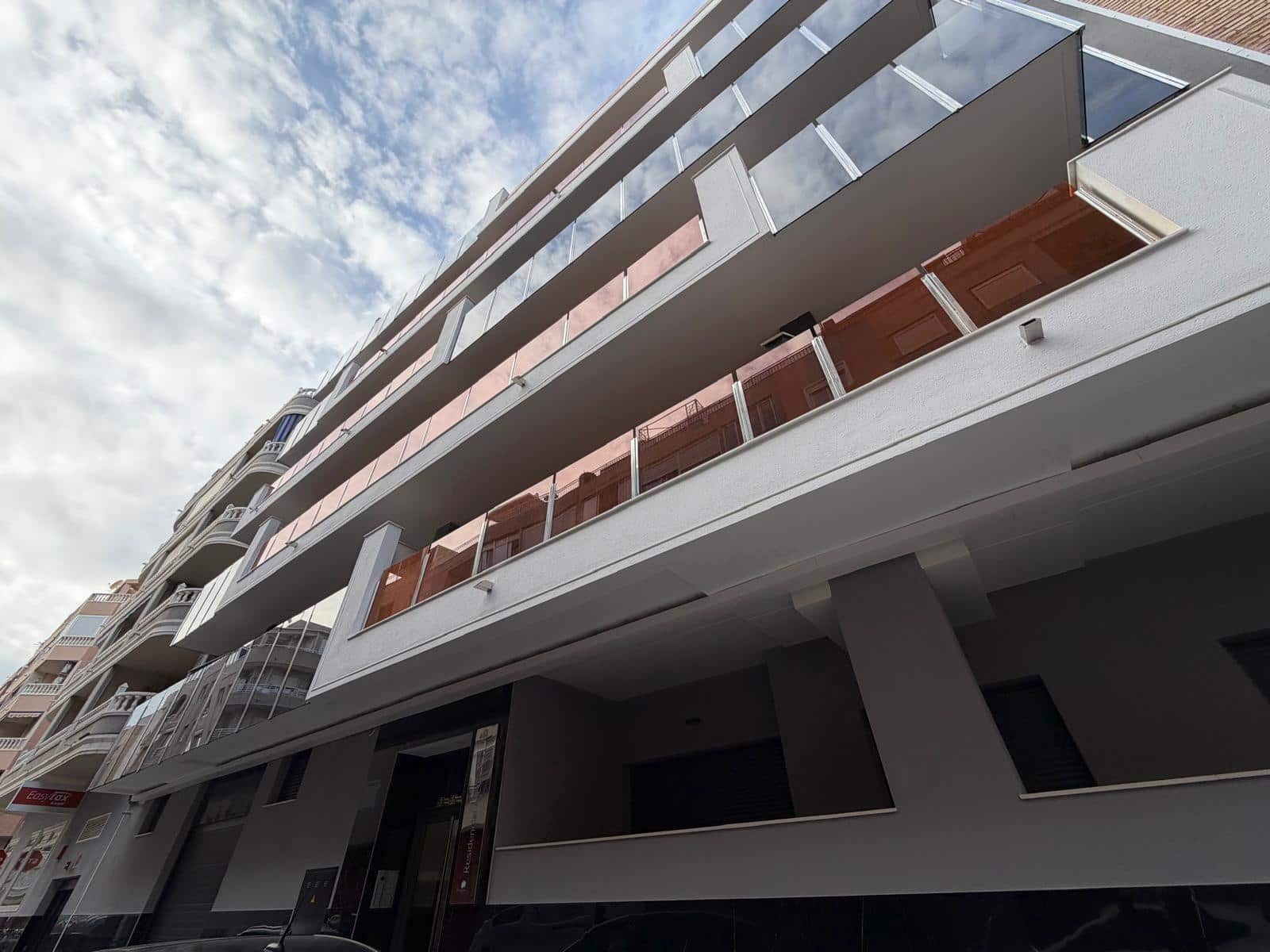 3 makuuhuone Huoneisto myytävänä paikassa Torrevieja mukana uima-altaan 
autotalli - 359 000 € (Ref: 10102664)