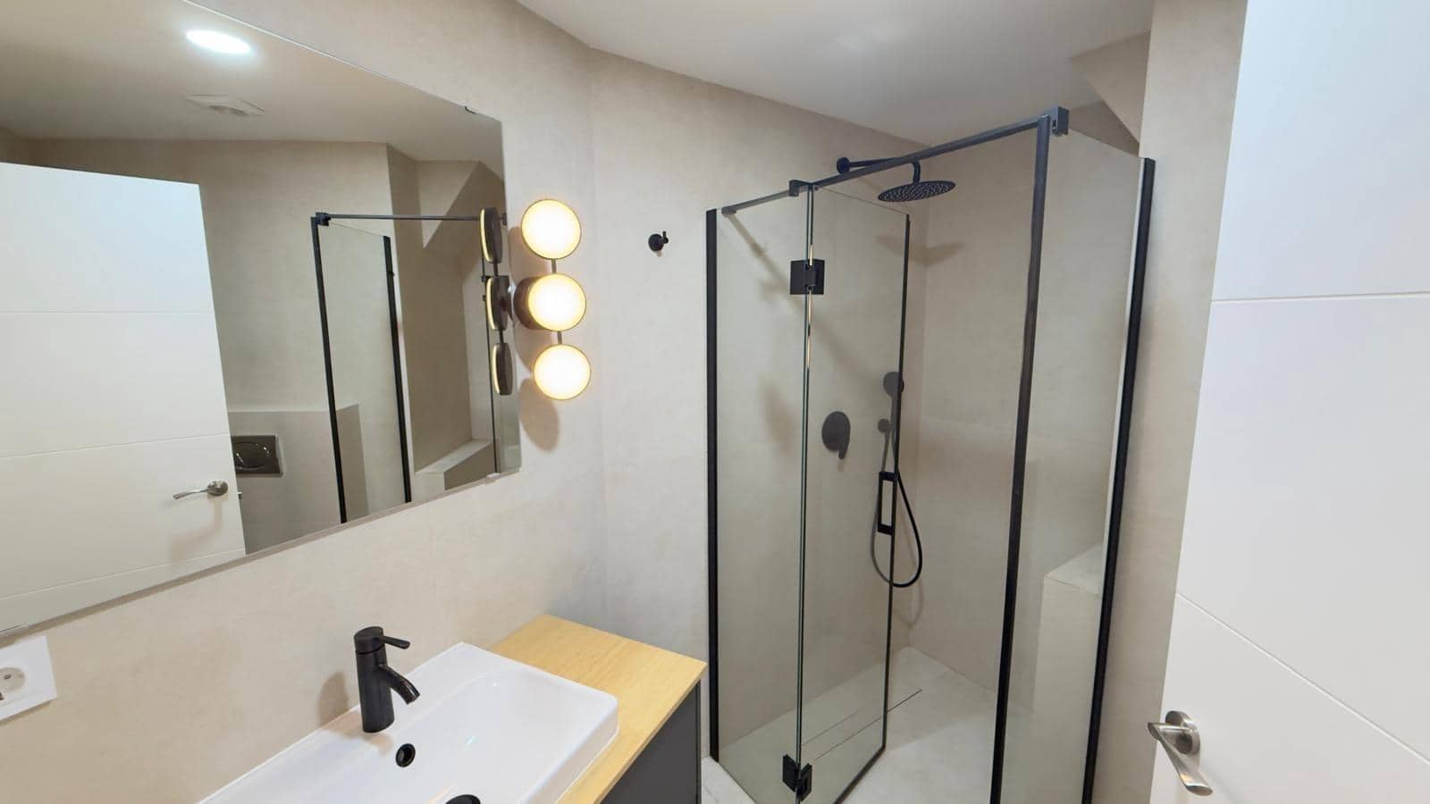 3 quarto Apartamento para arrendar em Alicante cidade - 1 500 € (Ref: 10109731)