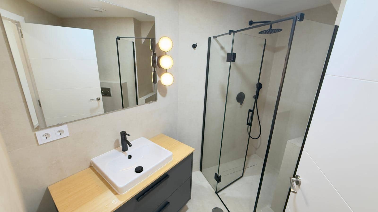 3 quarto Apartamento para arrendar em Alicante cidade - 1 500 € (Ref: 10109731)