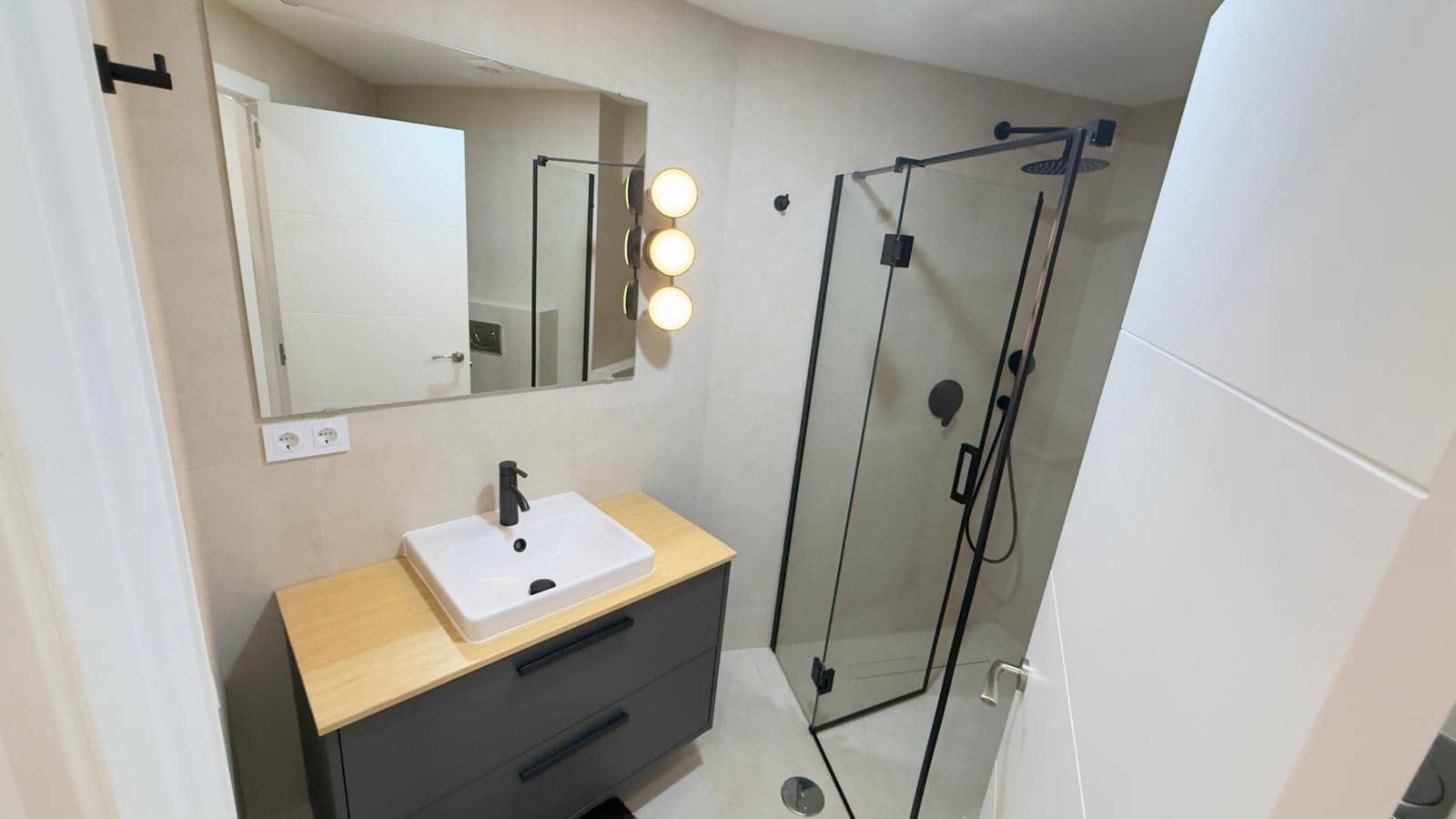 3 quarto Apartamento para arrendar em Alicante cidade - 1 500 € (Ref: 10109731)