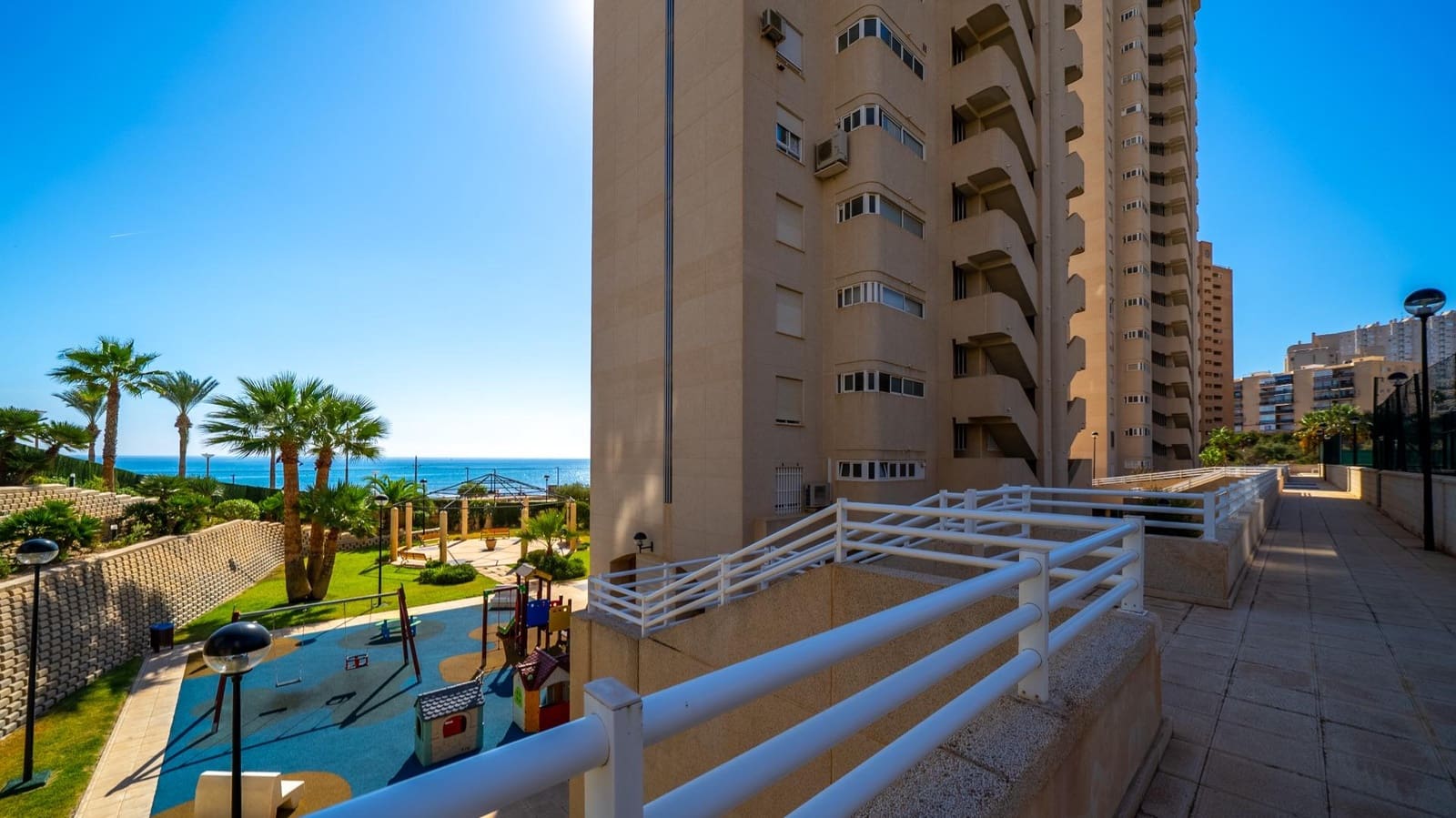 3 sypialnia Apartament na sprzedaż w Playa de Muchavista z basenem garażem - 750 000 € (Ref: 10115912)