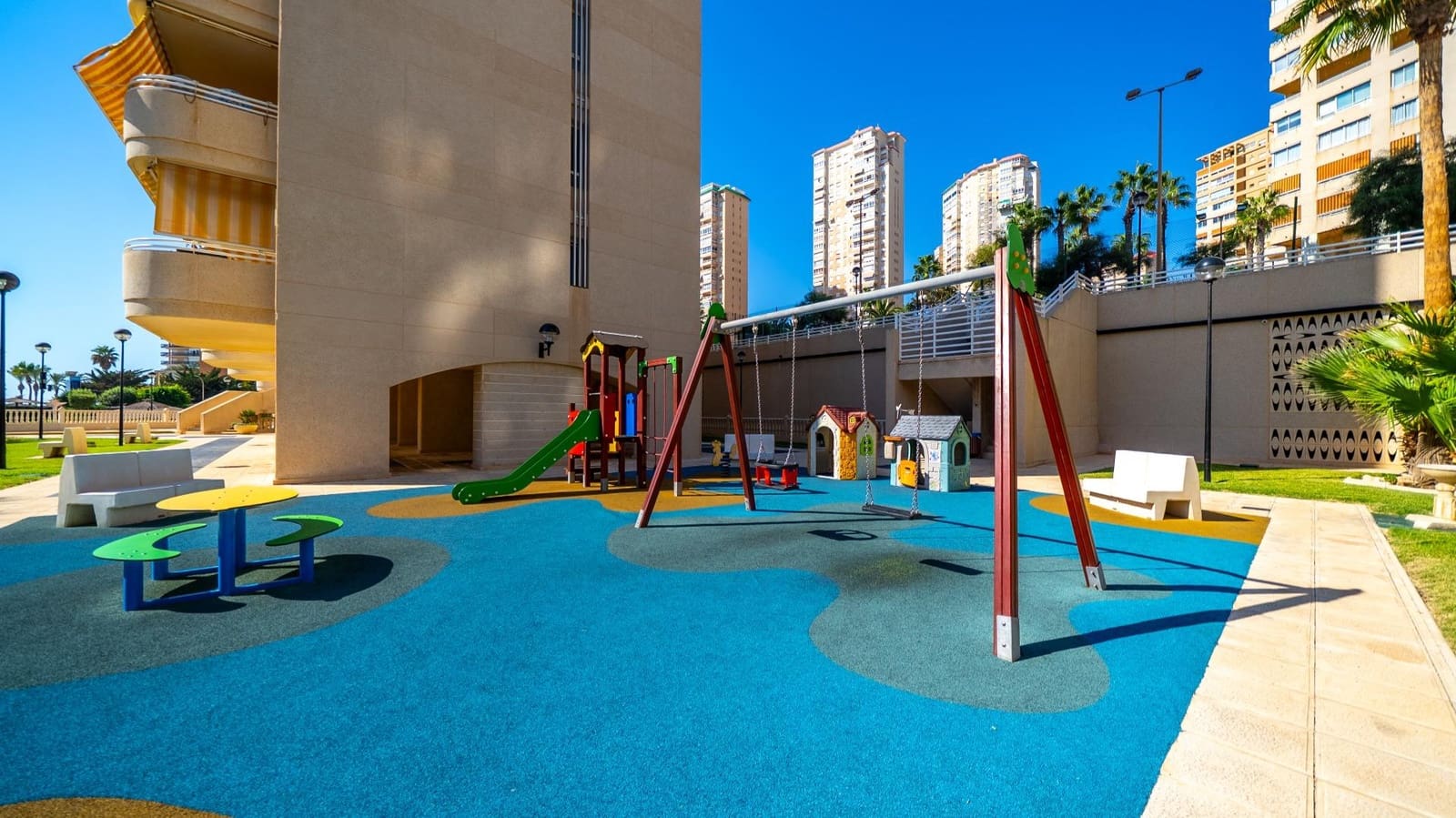 3 sypialnia Apartament na sprzedaż w Playa de Muchavista z basenem garażem - 750 000 € (Ref: 10115912)
