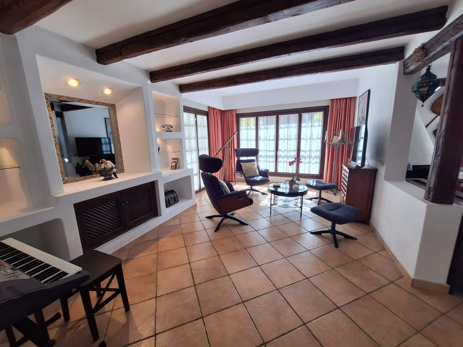 2 slaapkamer Appartement te koop in Torrevieja met garage - € 495.000 (Ref: 10129533)